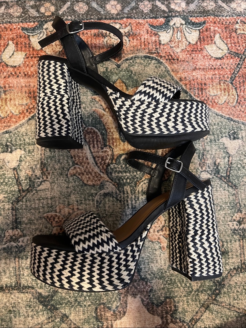 Universal Thread Black and White Chevron Platform Sandals